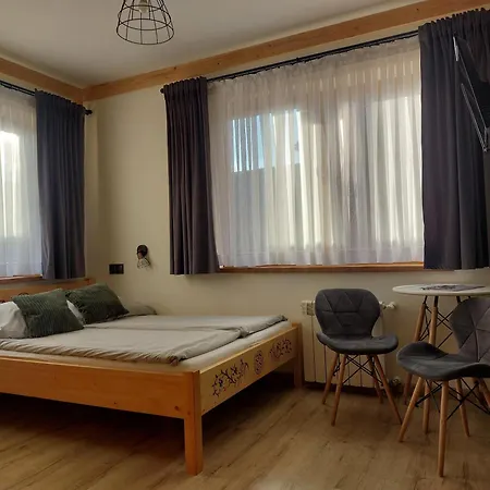 Krystyna I Andrzej Lukaszczyk Z Widokiem Na Gory I Stacje Narciarska